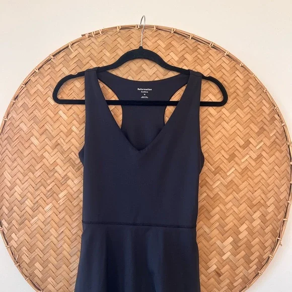 REFORMATION ECOMOVE BELLA ACTIVE BLACK TENNIS-CORE DRESS/SKORT‎ V-NECK EUC